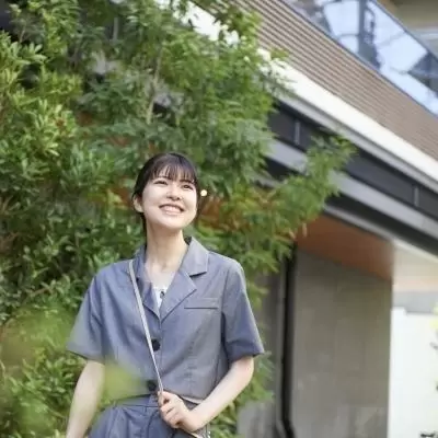 [ご入居者様と談笑するスタッフ]